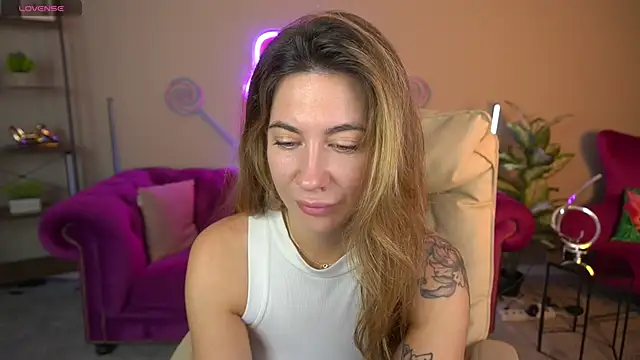 Snapshot of KateShanny chatting on December 4, 6:44 am KateShanny online show from December 4, 6:44 am