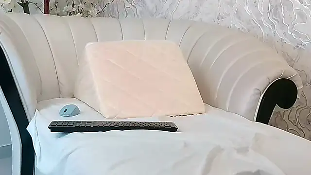 aura sanders1 online show from December 16, 11:37 am