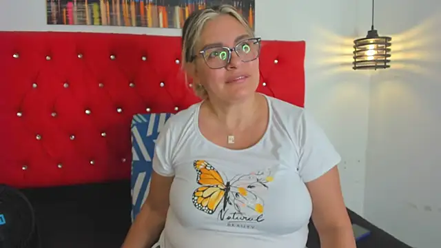 carolinacrus01 online show from October 6, 4:59 pm