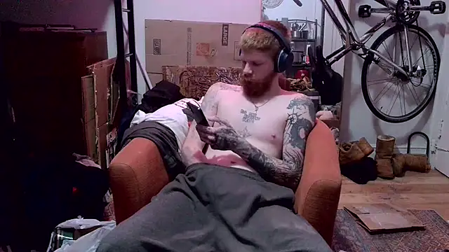 Snapshot of Magnetic127 chatting on January 10, 11:34 am Magnetic127 online show from January 10, 11:34 am