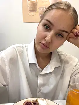 Snapshot of CandyVice chatting on November 6, 5:03 pm CandyVice online show from November 6, 5:03 pm