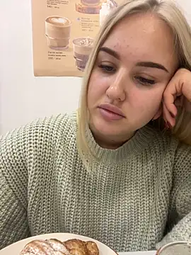 Snapshot of CandyVice chatting on November 13, 5:12 pm CandyVice online show from November 13, 5:12 pm