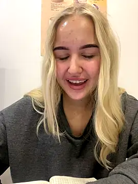 Snapshot of CandyVice chatting on December 3, 5:00 pm CandyVice online show from December 3, 5:00 pm