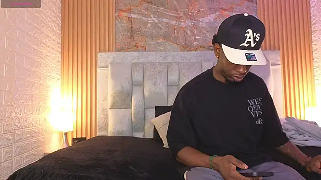 Snapshot of pipedark_ chatting on November 6, 3:18 am pipedark online show from November 6, 3:18 am