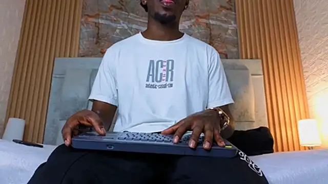 Snapshot of pipedark_ chatting on November 28, 3:42 am pipedark online show from November 28, 3:42 am