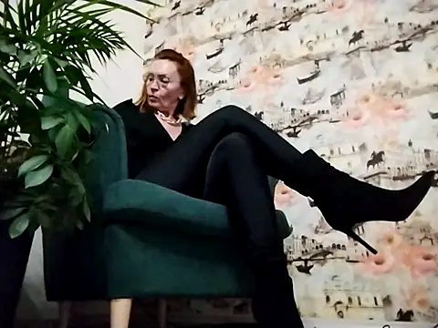 Snapshot of VelvetKarolina chatting on October 13, 1:11 pm VelvetKarolina online show from October 13, 1:11 pm