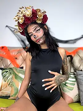 Snapshot of TweetiePieXXX chatting on October 24, 10:06 pm TweetiePieXXX online show from October 24, 10:06 pm