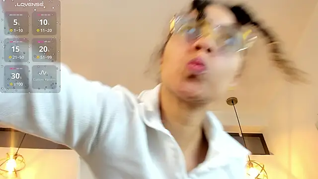 Hanna Cornee  online show from November 17, 1:39 pm