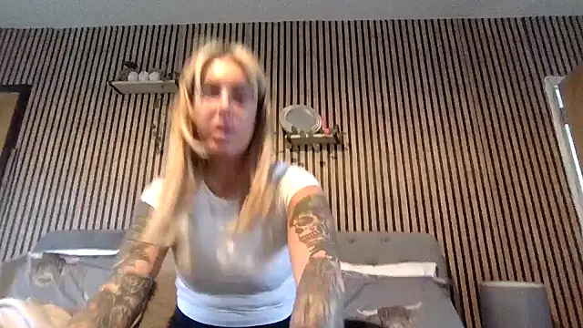 poppyinga1 online show from February 26, 9:08 am