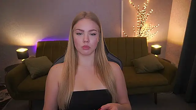 Snapshot of CelesteNoir chatting on October 2, 6:31 am CelesteNoir online show from October 2, 6:31 am