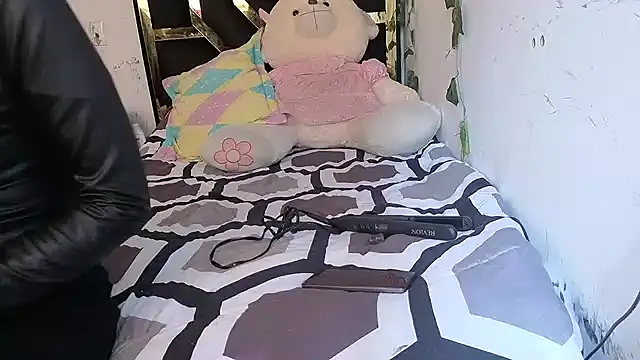 lucywhite13 online show from March 20, 7:08 pm