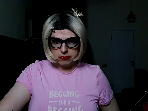 Snapshot of sissyslutmasha chatting on November 17, 6:08 am sissyslutmasha online show from November 17, 6:08 am