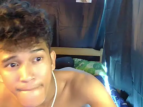Snapshot of kenbigcockxx chatting on March 10, 7:13 am kenbigcockxx online show from March 10, 7:13 am