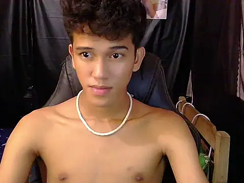 Snapshot of kenbigcockxx chatting on March 12, 2:18 am kenbigcockxx online show from March 12, 2:18 am