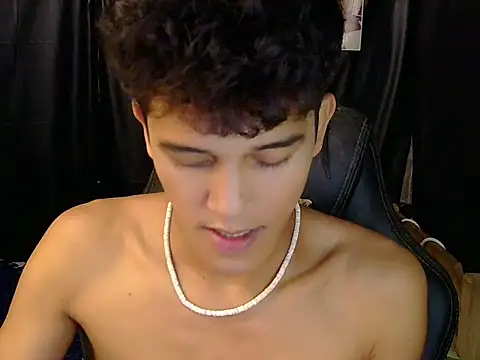 Snapshot of kenbigcockxx chatting on March 13, 8:10 am kenbigcockxx online show from March 13, 8:10 am