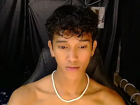 Snapshot of kenbigcockxx chatting on April 3, 1:20 pm kenbigcockxx online show from April 3, 1:20 pm