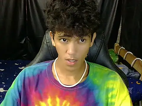 Snapshot of kenbigcockxx chatting on April 8, 11:32 am kenbigcockxx online show from April 8, 11:32 am