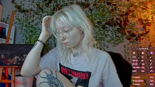 Snapshot of tattoo_art_baby chatting on July 6, 4:42 am tattoo art baby online show from July 6, 4:42 am