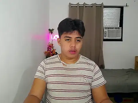 Snapshot of Hugecock2hundle_intown chatting on November 7, 2:17 pm Hugecock2hundle intown online show from November 7, 2:17 pm