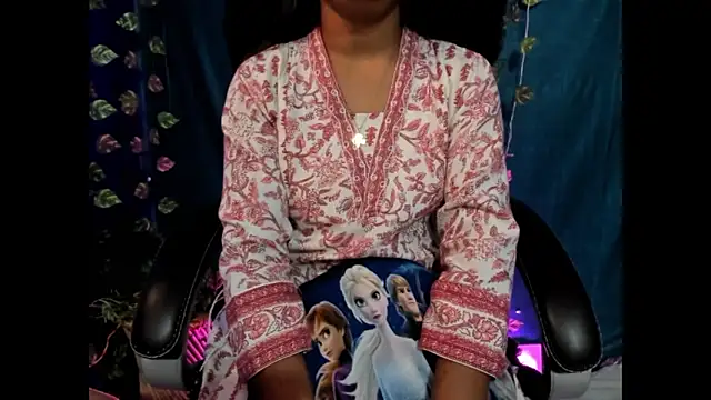 Snapshot of Forever_Love2025 chatting on October 13, 7:08 am Forever Love2025 online show from October 13, 7:08 am