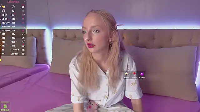 Snapshot of maya_snow chatting on October 15, 4:45 am maya snow online show from October 15, 4:45 am