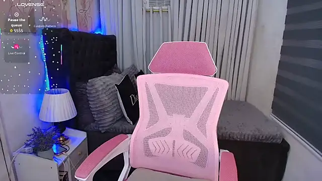 Snapshot of naughtyjayde chatting on November 6, 6:42 pm naughtyjayde online show from November 6, 6:42 pm