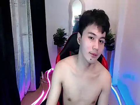 urasiantwink69 online show from September 28, 3:39 pm