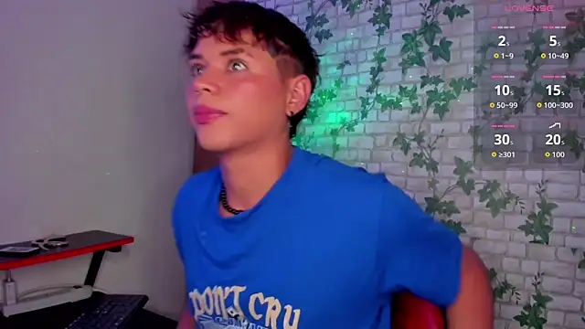 Snapshot of Jostin18 chatting on October 17, 12:30 pm Jostin18 online show from October 17, 12:30 pm