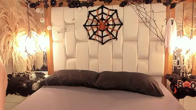 Daphne And Roger online show from October 31, 11:00 am