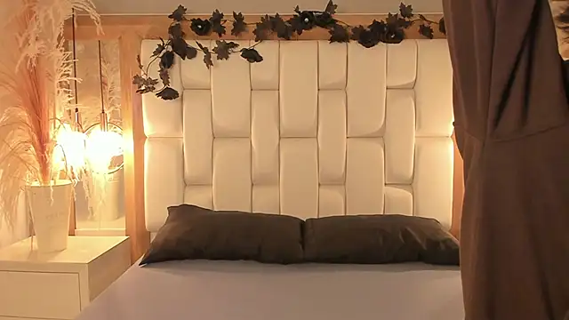 Daphne And Roger online show from November 3, 11:11 am