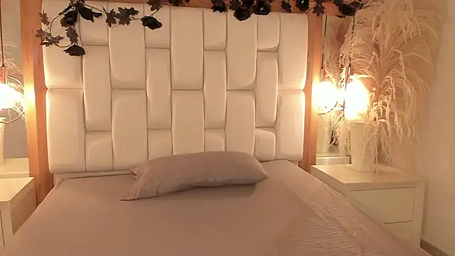 Daphne And Roger online show from November 5, 11:10 am