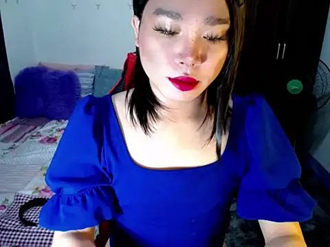 Snapshot of Urassiansweetcummer chatting on September 12, 12:44 am Urassiansweetcummer online show from September 12, 12:44 am