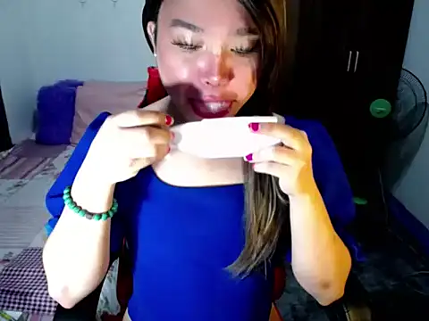 Snapshot of Urassiansweetcummer chatting on October 12, 3:16 am Urassiansweetcummer online show from October 12, 3:16 am