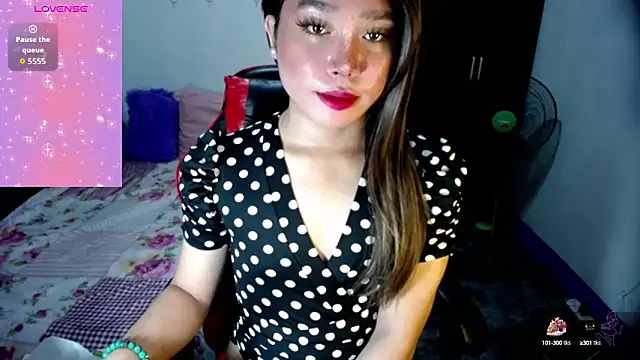 Snapshot of Urassiansweetcummer chatting on October 17, 2:04 am Urassiansweetcummer online show from October 17, 2:04 am