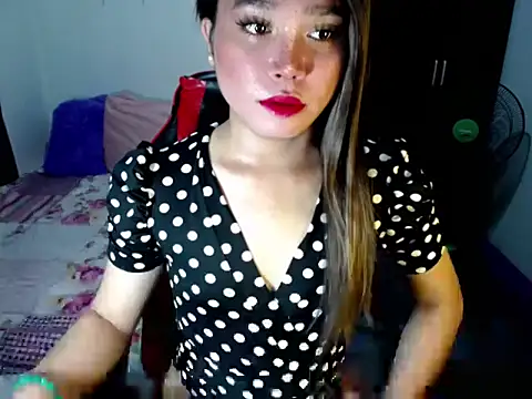 Snapshot of Urassiansweetcummer chatting on October 20, 2:12 am Urassiansweetcummer online show from October 20, 2:12 am