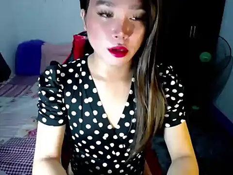 Snapshot of Urassiansweetcummer chatting on October 22, 1:50 am Urassiansweetcummer online show from October 22, 1:50 am