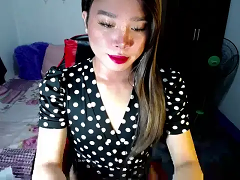 Snapshot of Urassiansweetcummer chatting on October 26, 1:33 am Urassiansweetcummer online show from October 26, 1:33 am