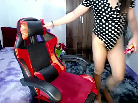 Snapshot of Urassiansweetcummer chatting on November 5, 1:49 am Urassiansweetcummer online show from November 5, 1:49 am