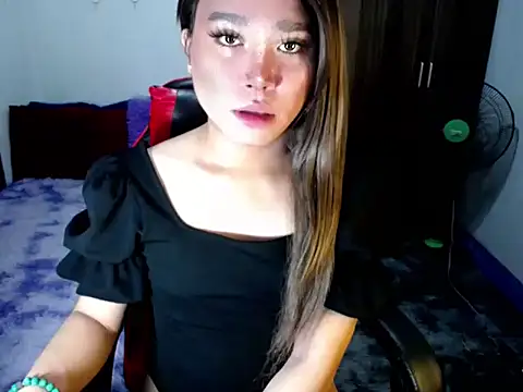 Snapshot of Urassiansweetcummer chatting on November 13, 2:10 am Urassiansweetcummer online show from November 13, 2:10 am