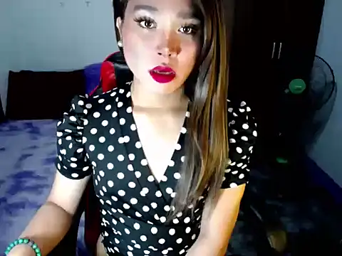 Snapshot of Urassiansweetcummer chatting on December 3, 3:14 am Urassiansweetcummer online show from December 3, 3:14 am