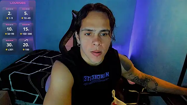 Snapshot of Maximiliano_scoott__ chatting on October 7, 8:06 pm Maximiliano scoott   online show from October 7, 8:06 pm