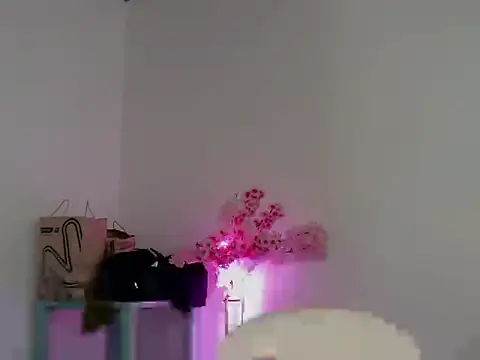 Snapshot of Maxine_Sucks chatting on December 4, 5:17 am Maxine Sucks online show from December 4, 5:17 am