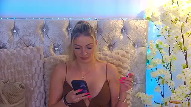 Snapshot of Izabellle02 chatting on June 8, 3:07 am Izabellle02 online show from June 8, 3:07 am