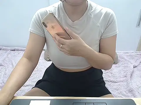 Snapshot of Amiee_Showhottie chatting on October 20, 1:06 am Amiee Showhottie online show from October 20, 1:06 am