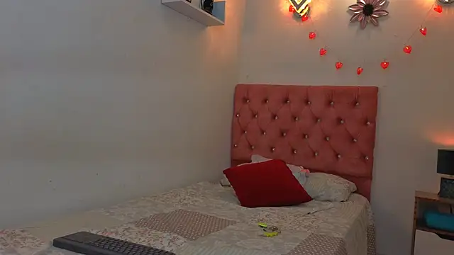 Snapshot of Kyra_Honey chatting on October 6, 8:06 pm Kyra Honey online show from October 6, 8:06 pm