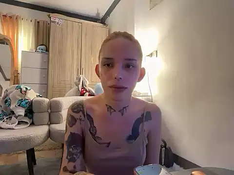 Snapshot of prettyhugelatinax44 chatting on August 9, 4:50 am prettyhugelatinax44 online show from August 9, 4:50 am