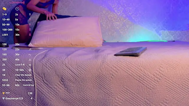 Snapshot of BeccaReedd chatting on October 28, 11:03 am BeccaReedd online show from October 28, 11:03 am