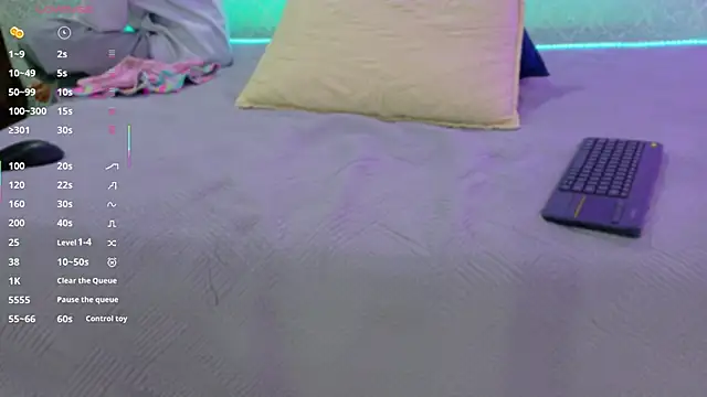 Snapshot of BeccaReedd chatting on October 29, 11:12 am BeccaReedd online show from October 29, 11:12 am