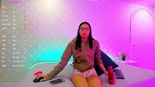 Snapshot of BeccaReedd chatting on November 7, 11:10 am BeccaReedd online show from November 7, 11:10 am