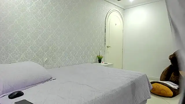 Snapshot of BeccaReedd chatting on November 9, 11:08 am BeccaReedd online show from November 9, 11:08 am